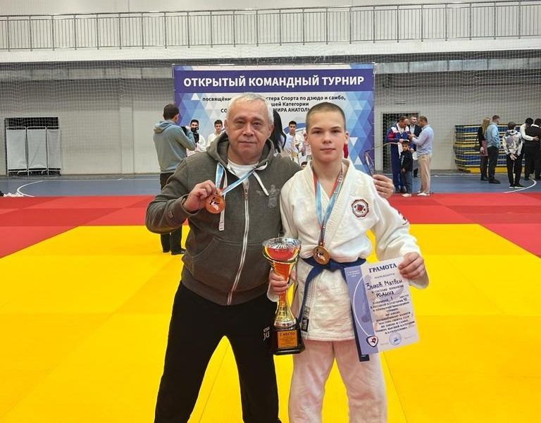 Матвей Зыков со своим тренером Александром Лукиных