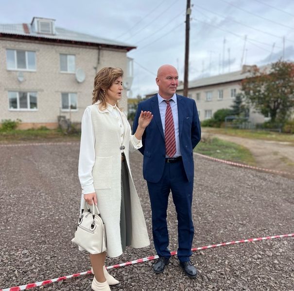 Алексей Кошкаров и Людмила Вешкурцева проверили ход работ.
