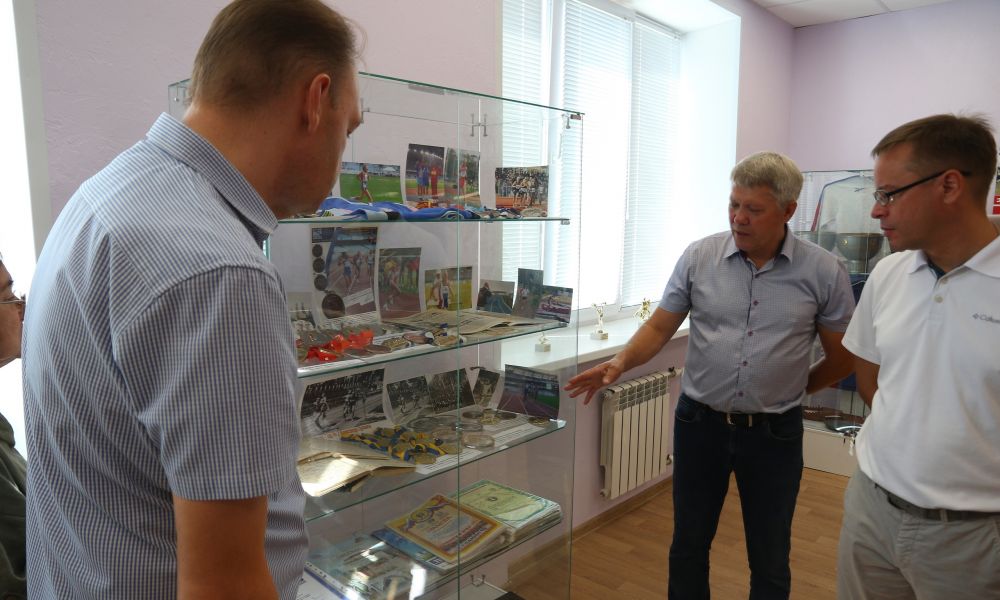 Директор Центра развития физкультуры и спорта Сергей Казаков представляет экспозицию Александра Цуканова главе города Алексею Герасимову.
