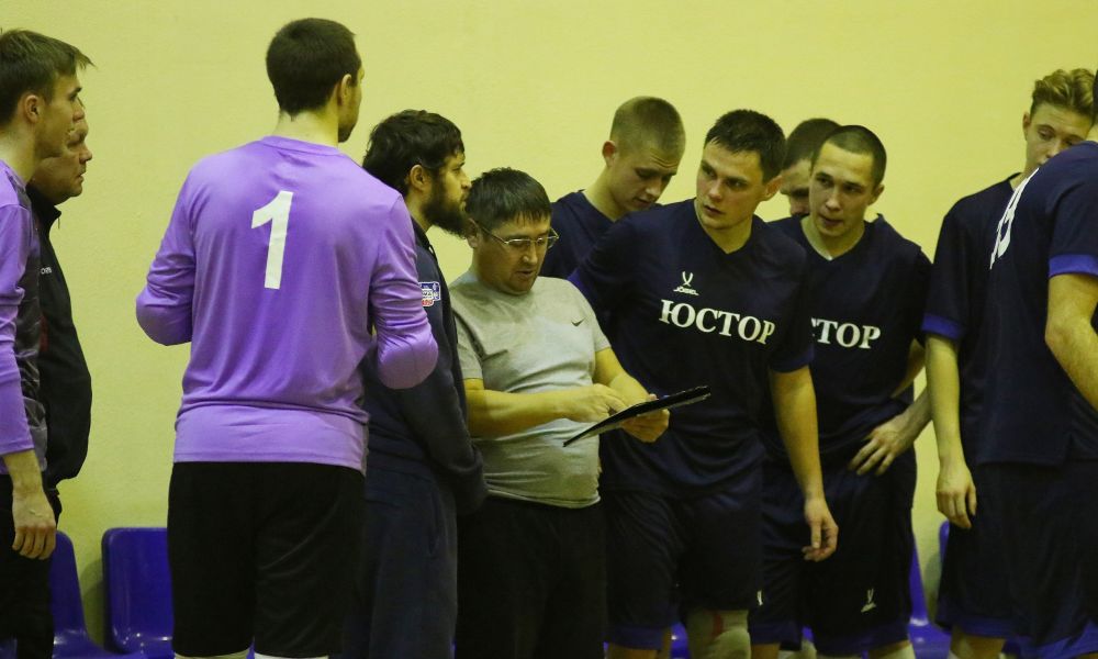 Футболисты "Юстора" получают установку от своего тренера Евгения Макаричева