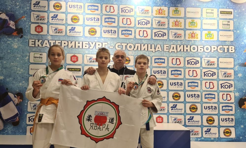 Кира Казанцева, Матвей Зыков и Глеб Коноплев со своим наставником Александром Лукиных.