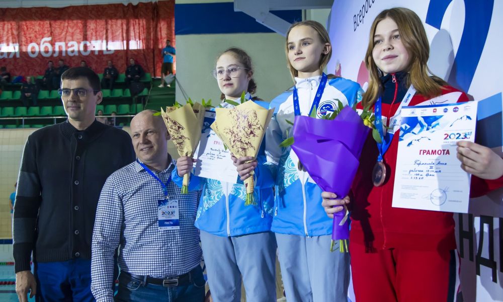 Награду Анне Пермяковой (первая справа) лично вручил легендарный пловец Александр Попов (первый слева)