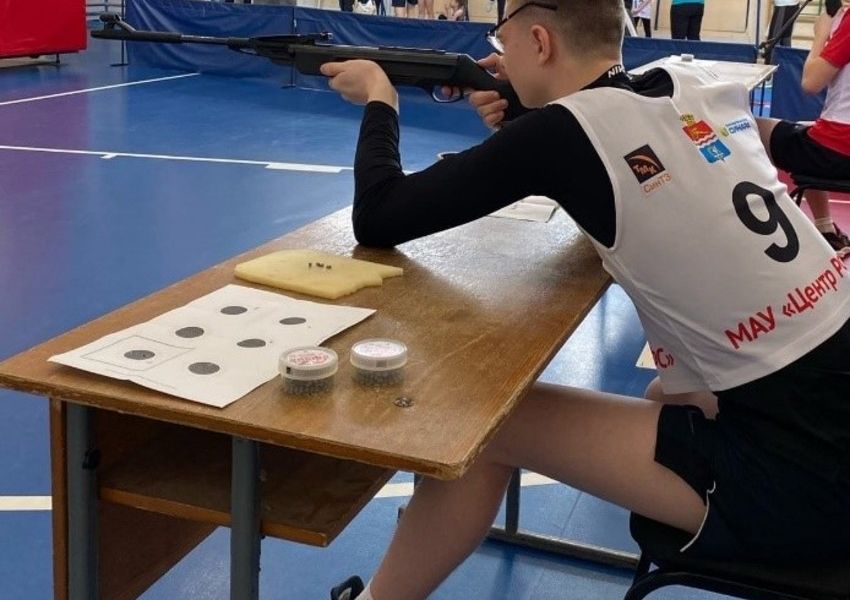 Стрельба из электронного оружия сидя с опорой локтей о стол, дистанция 10 метров