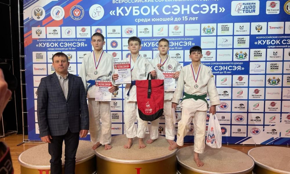 Зыков Матвей (первый справа) завоевал бронзовую медаль