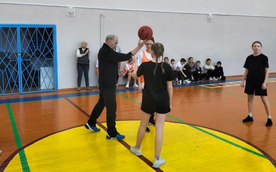 Судья Евгений Матвеев вводит мяч в игру