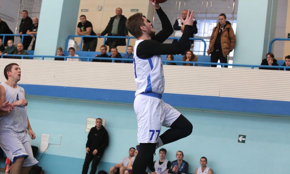 Игрок Tirus basket завершает атаку хозяев