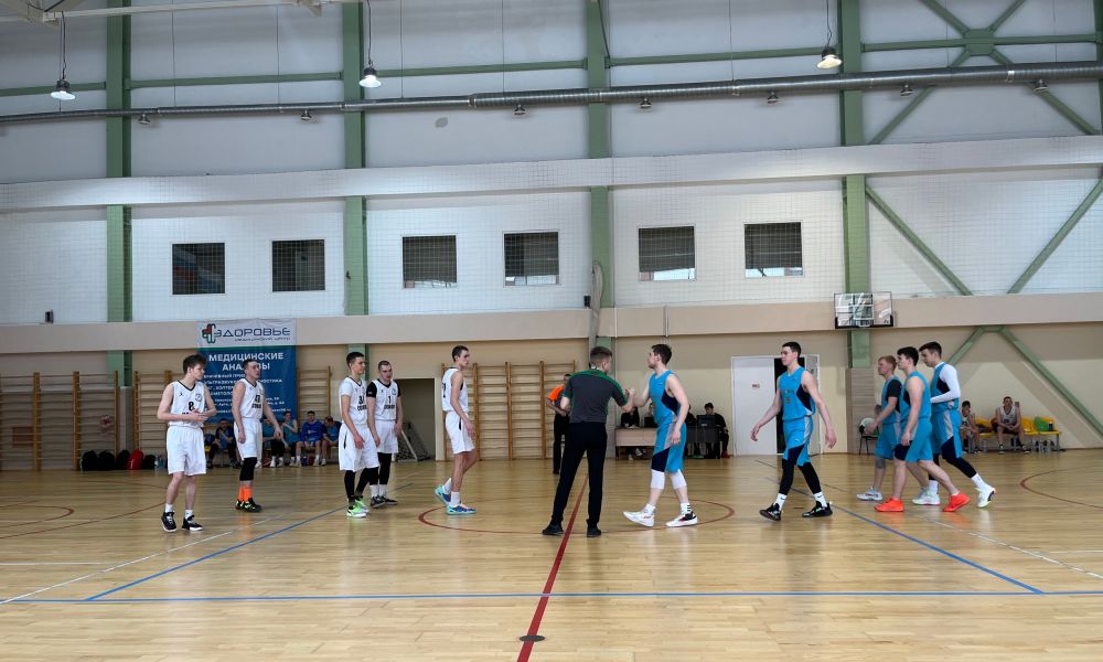 "Энергия" (справа) готова "порвать" "Сокол"