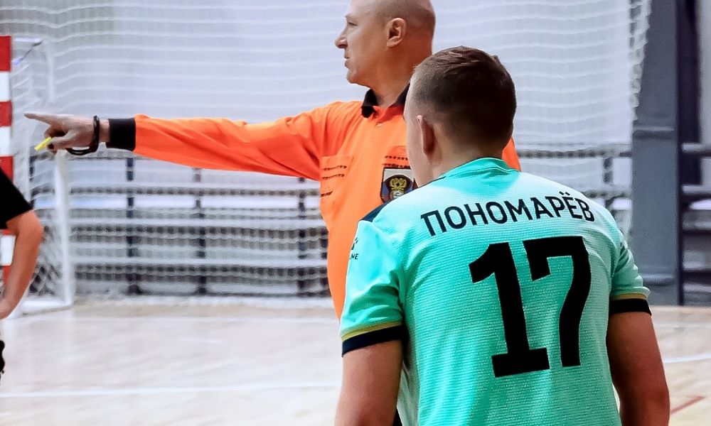 Борьба за награды в чемпионате города обостряется и многое будет зависеть от четкой работы судей