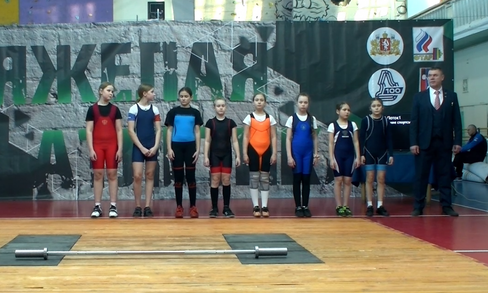 Первыми сегодня утром в бой вступили девчонки 10-12 лет