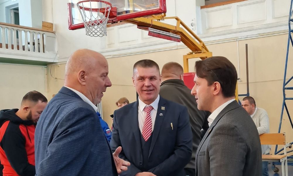 Уникальный снимок (слева направо): легенда каменской тяжелой атлетики Павел Матюшов, организатор турнира, руководитель клуба "Илья Муромец" Александр Иглин и Дмитрий Василенко, секретарь федерации тяжелой атлетики России