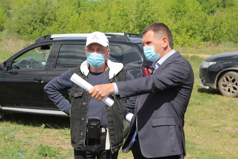 Павел Гиматов (справа) и руководитель городского спортивного общественного совета Александр Якименко обсуждают обновление горнолыжного комплекса в городе