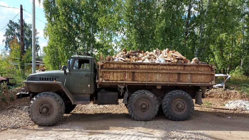 Боксеры Каменска-Уральского продолжают акцию «Добро кулаками». Многодетная семья из Покровского получила машину дров на зиму