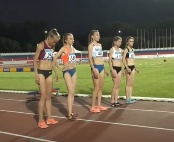 Перед стартом на 3000 метров с препятствиями на чемпионате в Чебоксарах. Анна Тропина в центре