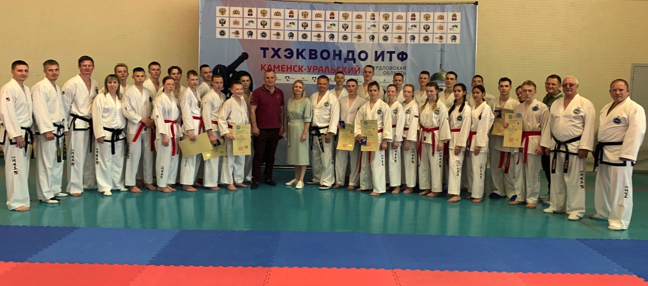 В мае прошла аттестация спортсменов тхэквондо на черные пояса. В этом году приняло участие рекордное количество спортсменов - 23 человека. Их с радостью приветствовал гуру каменского тхэквондо Владимир Вагенлейтнер (в центре)