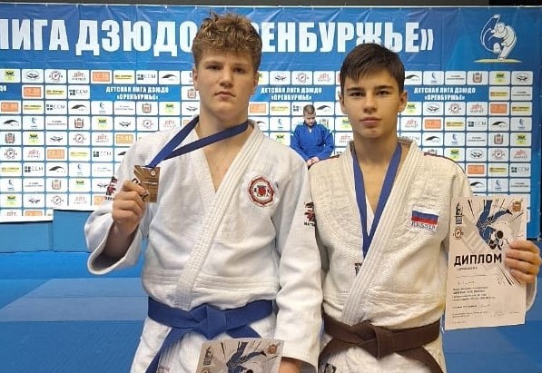 Александр Коноплин и Вячеслав Сапунжи с заслуженными наградами.