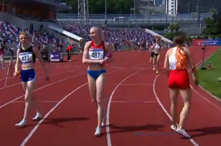 Екатерина Вахрушева (в центре) после финиша на чемпионате России по легкой атлетике в Сочи