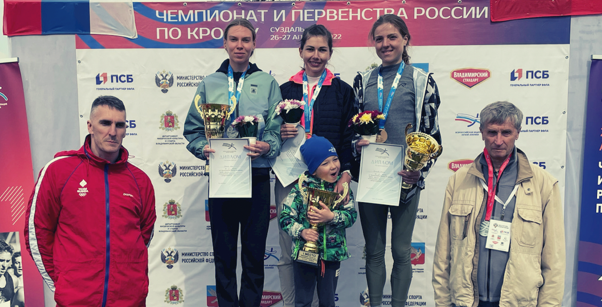 Анна Тропина на пьедестале (первая слева)