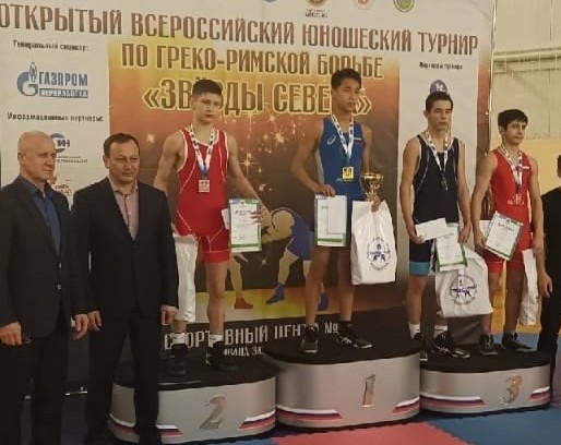 Александр Казанцев (второй справа) на пьедестале почета.