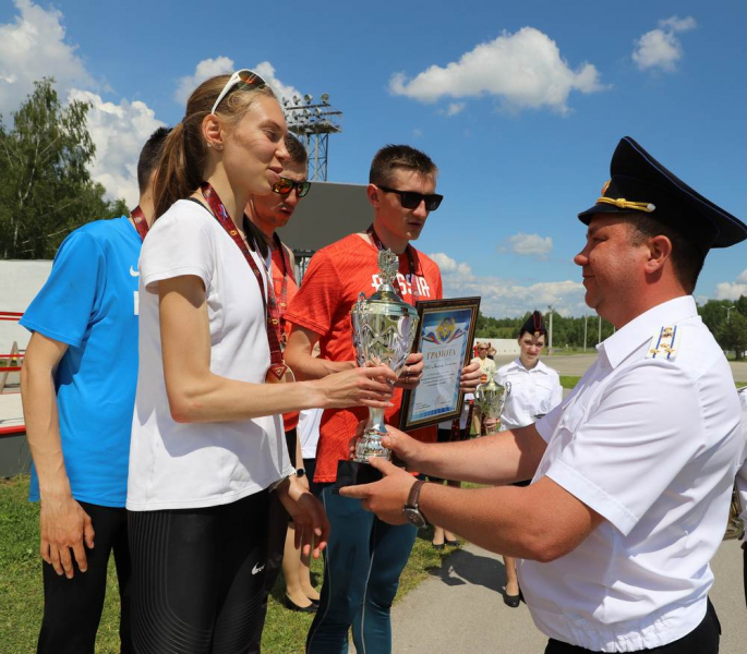 Анна Тропина получает очередную награду. На этот раз из рук заместителя начальника УМВД России по Рязанской области, начальника следственного управления, полковник юстиции Антона Решетова.