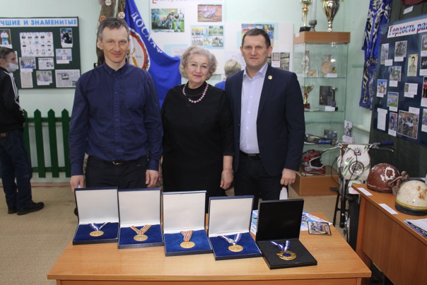 На открытии выставки (справа налево): Павел Гиматов, Антонина Голошейкина, Виталий Х.