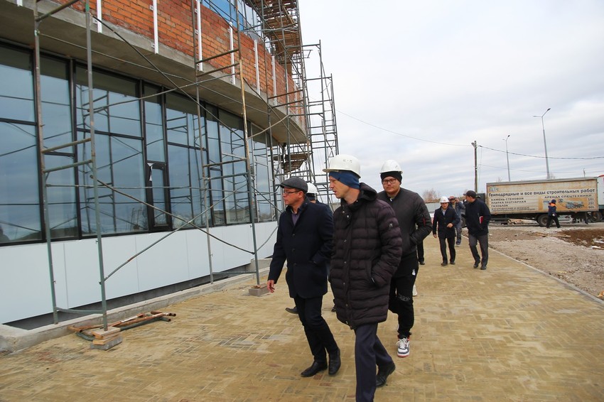Глава города лично следит за ходом строительства.