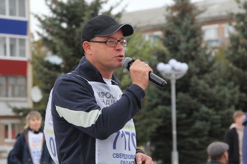 Глава города Алексей Герасимов приветствует участников "Кросса Нации"