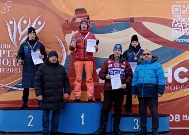 Призеры спринтерской гонки в Саранске. Савелий Коновалов на второй ступени пьедестала почета.