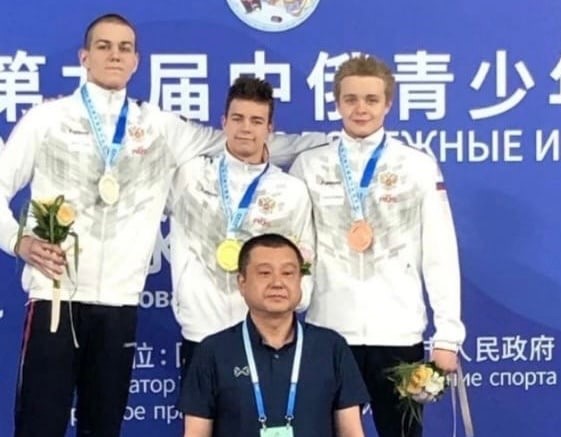 Ярослав Ядрышников (первый справа) на пьедестале почета