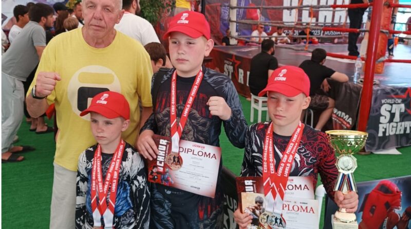 Валерий Карпенко со своими звездными воспитанниками.