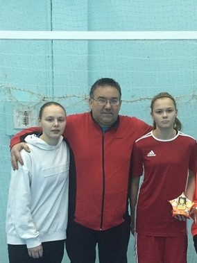 Юрий Иванович со своими воспитанницами - Аленой Андреевой и Станиславой Ворониной, ныне капитаном юниорской сборной страны
