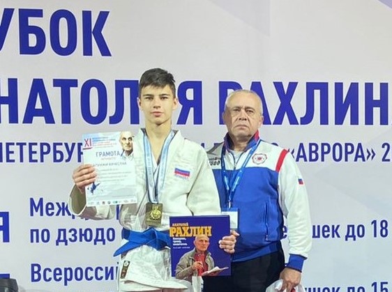 Вячеслав Сапунжи со своим тренером Александром Лукиных