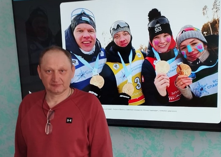Михаил Коновалов в музее спорта Каменска-Уральского на фоне звездного квартета из Свердловской области, в составе которого Савелий выиграл золото Спартакиады