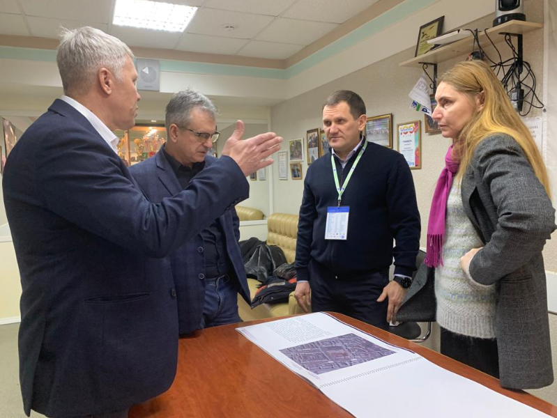 Обсуждение проекта легкоатлетического манежа в Каменске-Уральском (слева направо): директор Центра развития физической культуры и спорта города Сергей Казаков, заслуженный тренер России, член президиума федерации легкой атлетики Москвы Евгений Тер-Аванесов, начальник Управления по физической культуре и спорту города Павел Гиматов, первый вице-президент Всероссийской федерации лёгкой атлетики, олимпийская чемпионка Ирина Привалова