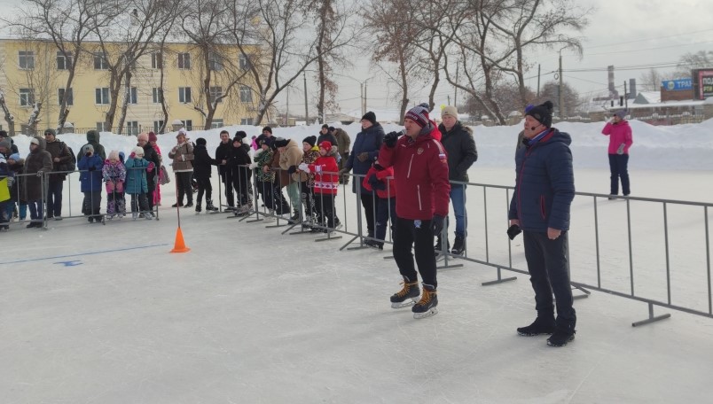 Начальник управления по физической культуре и спорту города Павел Гиматов, большой любитель хоккея, приветствует
